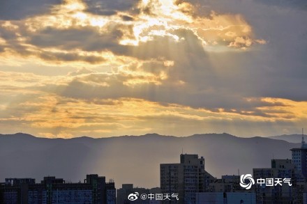 惊艳！北京夕阳西沉 金色光芒倾泻而下