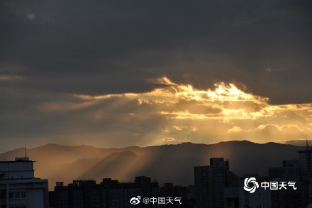 惊艳！北京夕阳西沉 金色光芒倾泻而下