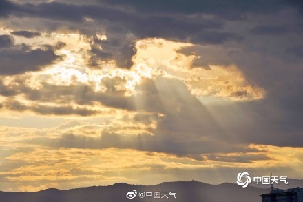 惊艳！北京夕阳西沉 金色光芒倾泻而下
