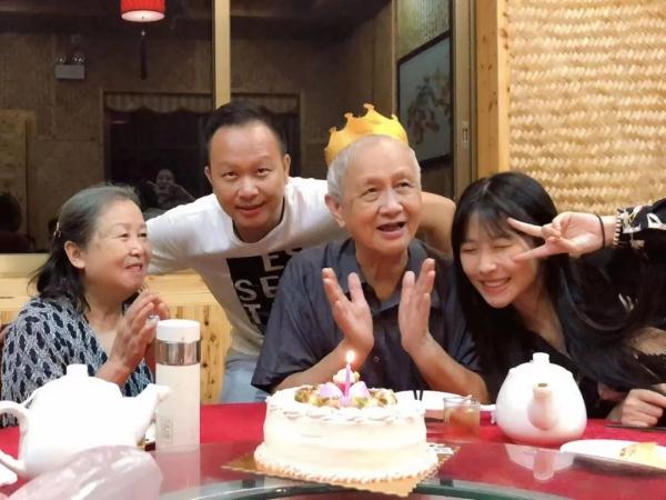 一场大病后，爷爷交给孙女4本日记……
