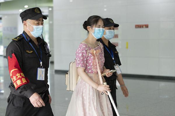 护送视障姑娘出行两年 成都地铁暖心行动获市民“点赞”