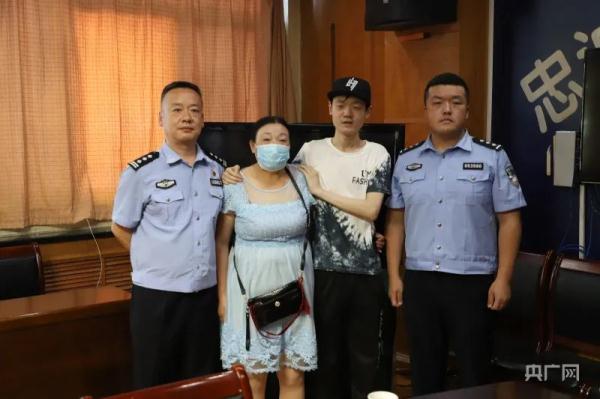 失联25年后重逢，民警帮小伙落户找到其生母