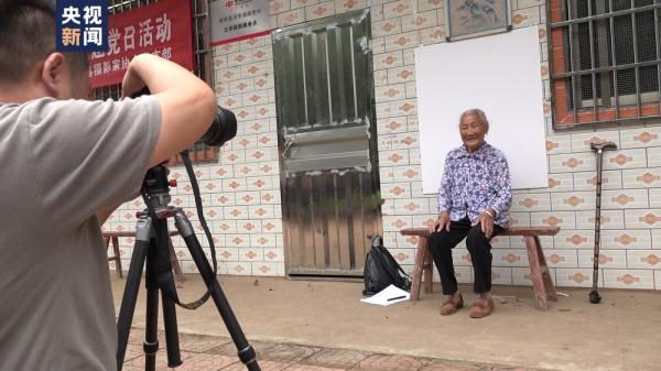 暖心!志愿者连续5年免费为偏远山村老人拍证件照 暖心!志愿者连续5年免费为偏远山村老人拍证件照