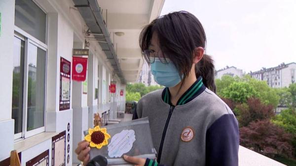 满满的爱！初三班主任为33名毕业生编织太阳花