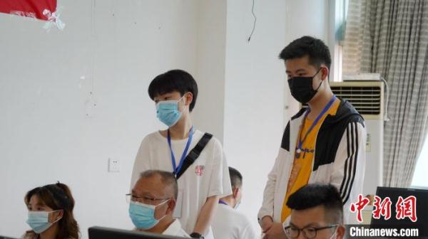 贵州高考“评卷开放日”考生家长“零距离”参观 评卷非常严肃严谨
