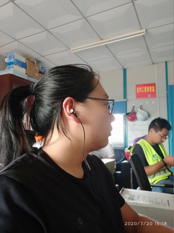 这个长发及腰的小伙子，火了！