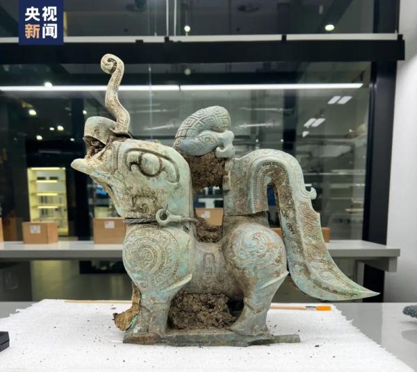 三星堆惊现造型独特、工艺复杂的青铜神坛