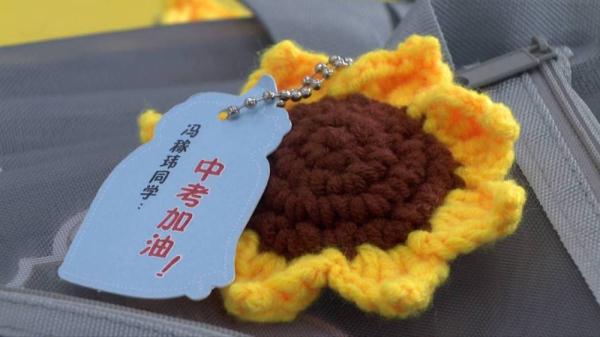 满满的爱！初三班主任为33名毕业生编织太阳花
