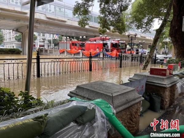 暴雨致珠江现较大洪水 广州部分沿岸道路被江水淹没 暴雨致珠江现较大洪水 广州部分沿岸道路被江水淹没