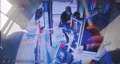 囧途不囧 她的“熊抱” 就像这束光 暖透沈城