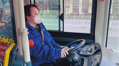 囧途不囧 她的“熊抱” 就像这束光 暖透沈城