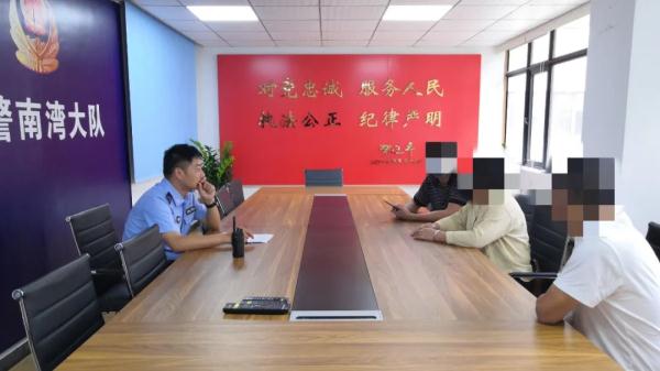 一辆车竟有12条光头胎！摇摇晃晃跑到湾仔，瞬间悲剧了！