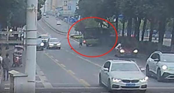 危急关头 贵阳高速交警飞奔追上失控公交车
