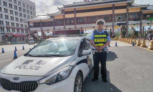 危急关头 贵阳高速交警飞奔追上失控公交车