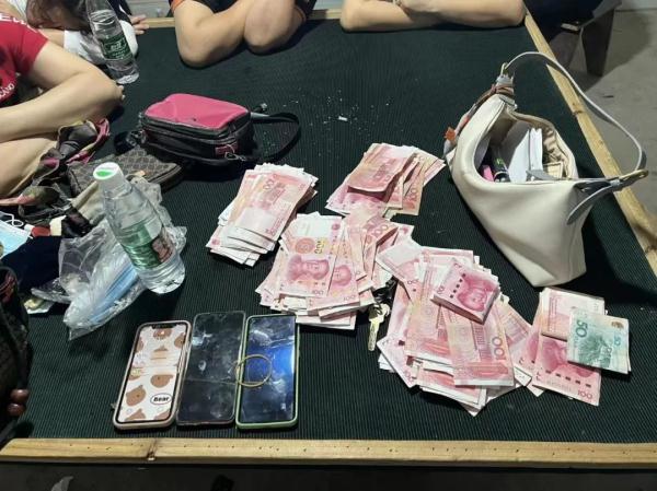 来,在该处废弃工棚内,使用他人提供的的赌具,采用"推筒子"方式进行聚