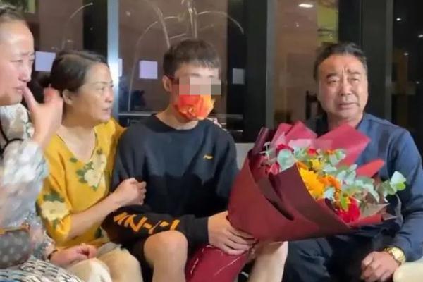 被拐25年的他与父母相认，今天回昆！