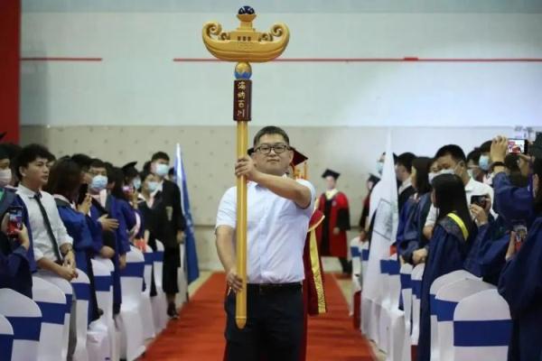 毕业典礼上，“神秘学术力量”终于出现了！