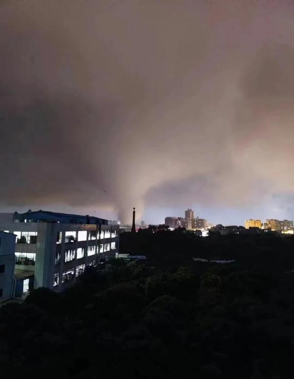 龙卷风夜袭广州，网友近距离还原第一现场