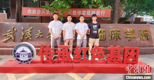 一男子遇车祸危在旦夕 武汉4名医学生出手相救