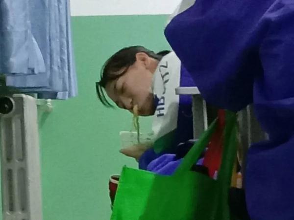 高中毕业时那些想删掉的丑照,还好留到了现在…… 高中毕业时那些想删掉的丑照,还好留到了现在……