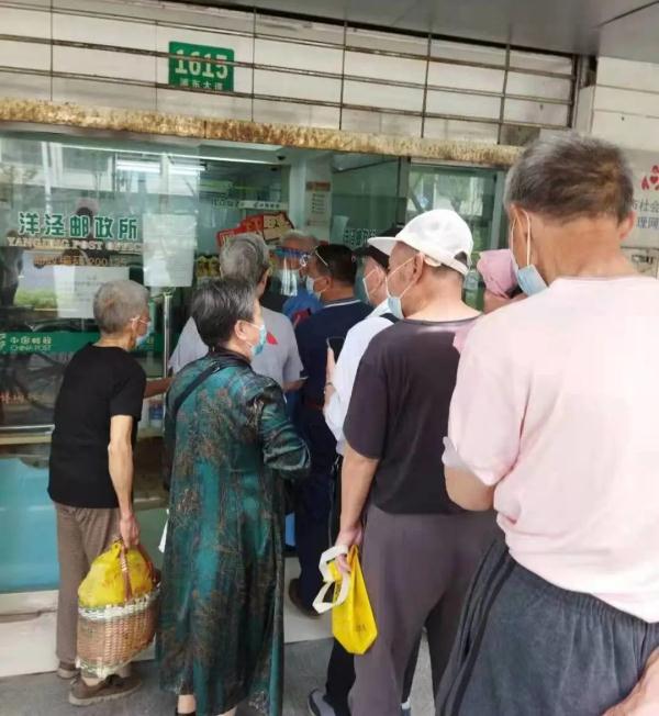 凌晨２点，老人银行门前排队等号！怎么办？沪上银行这样回应