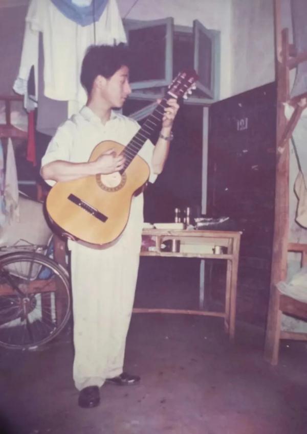 高中毕业时那些想删掉的丑照,还好留到了现在…… 高中毕业时那些想删掉的丑照,还好留到了现在……