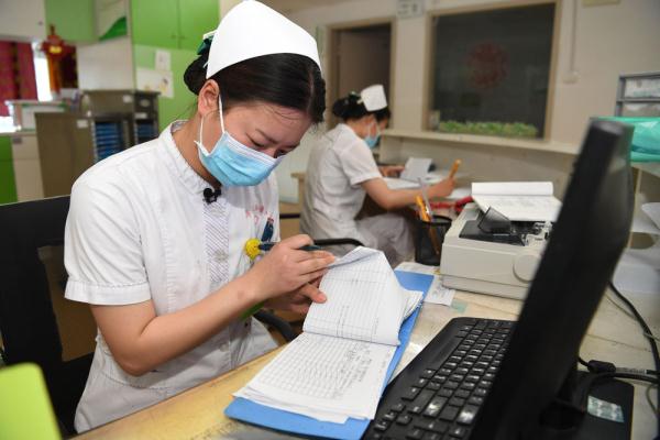 新华全媒+丨小时候，她喜欢骑在爸爸肩上；长大后，她要做爸爸的“超级英雄”