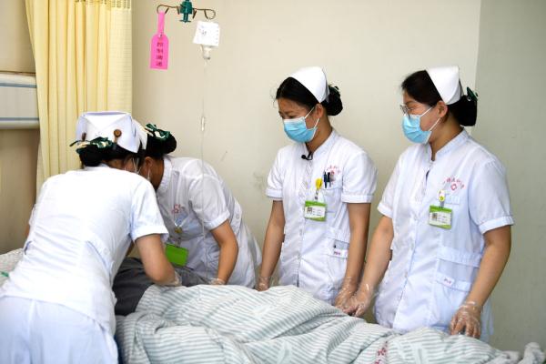 新华全媒+丨小时候，她喜欢骑在爸爸肩上；长大后，她要做爸爸的“超级英雄”