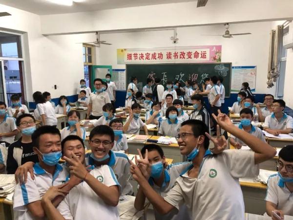 高中毕业时那些想删掉的丑照,还好留到了现在…… 高中毕业时那些想删掉的丑照,还好留到了现在……