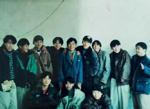 高中毕业时那些想删掉的丑照,还好留到了现在…… 高中毕业时那些想删掉的丑照,还好留到了现在……