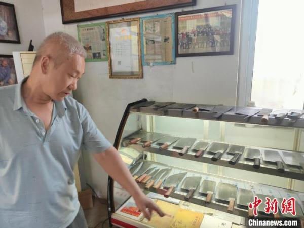 跟着“非遗菜刀”传承人去“打刀” 感受百年技艺