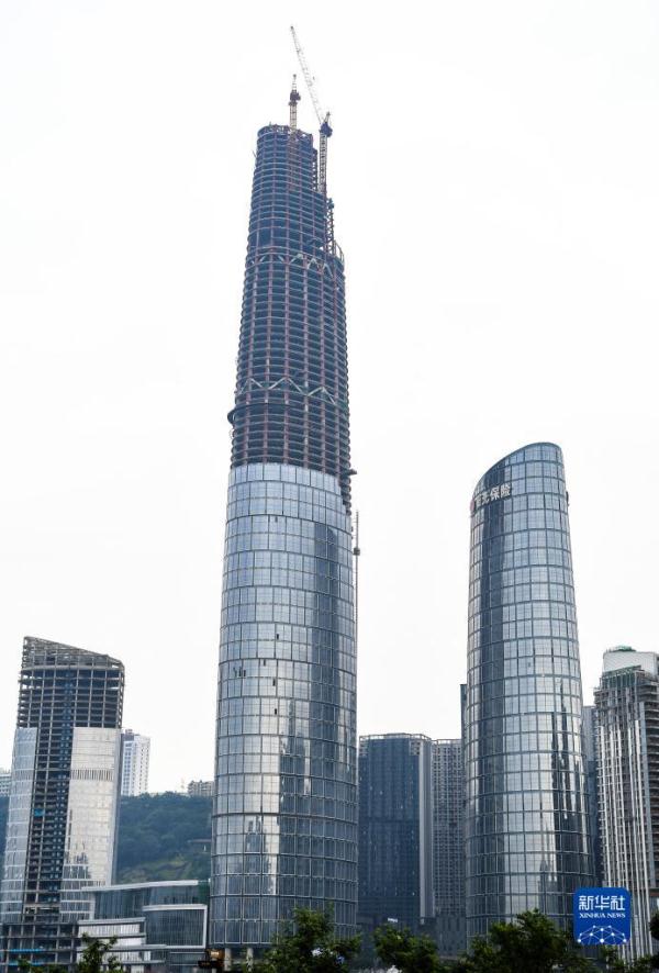 新华全媒丨重庆陆海国际中心主塔楼封顶