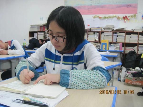 高中毕业时那些想删掉的丑照,还好留到了现在…… 高中毕业时那些想删掉的丑照,还好留到了现在……