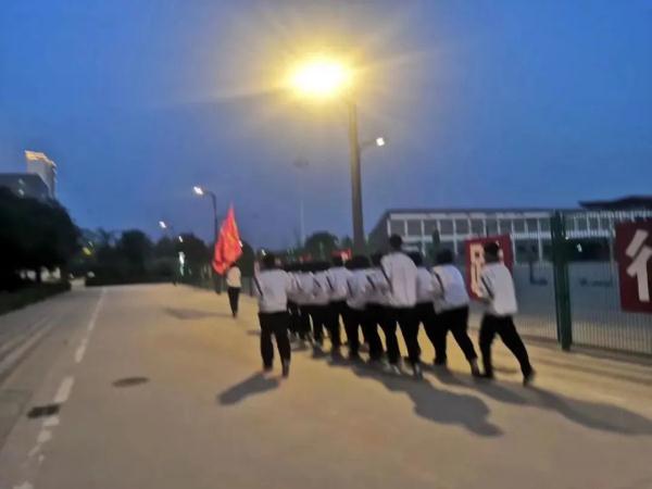 高中毕业时那些想删掉的丑照,还好留到了现在…… 高中毕业时那些想删掉的丑照,还好留到了现在……