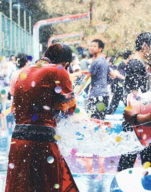 高中毕业时那些想删掉的丑照,还好留到了现在…… 高中毕业时那些想删掉的丑照,还好留到了现在……