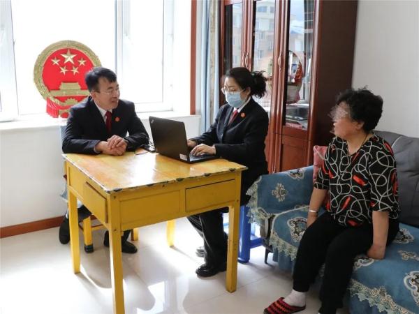 13岁小女孩状告父母?要为“亲姥姥”和自己要回公道…… 13岁小女孩状告父母?要为“亲姥姥”和自己要回公道……