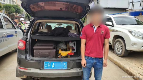违停后轮胎被锁，男子神操作把车开走！网友看呆了……