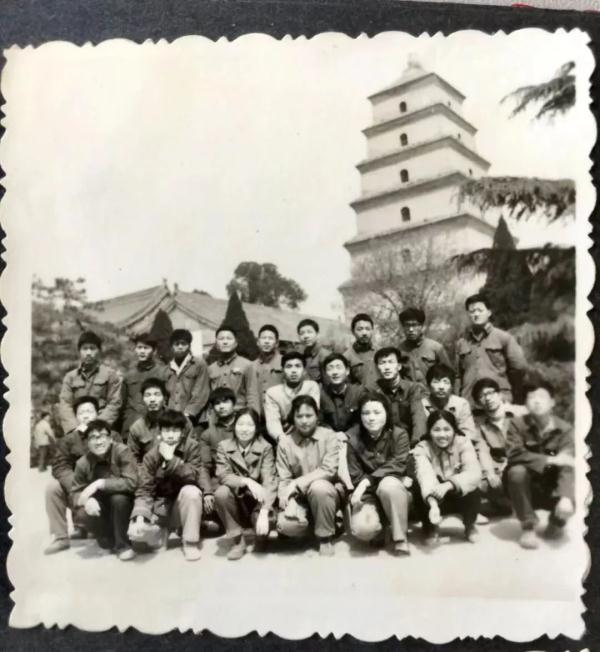 高中毕业时那些想删掉的丑照,还好留到了现在…… 高中毕业时那些想删掉的丑照,还好留到了现在……