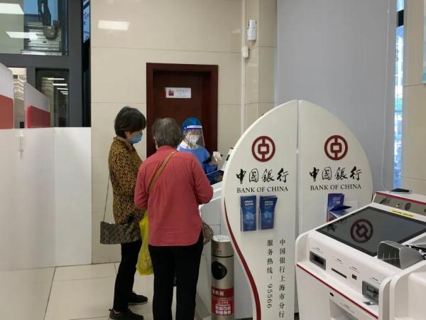 凌晨２点，老人银行门前排队等号！怎么办？沪上银行这样回应