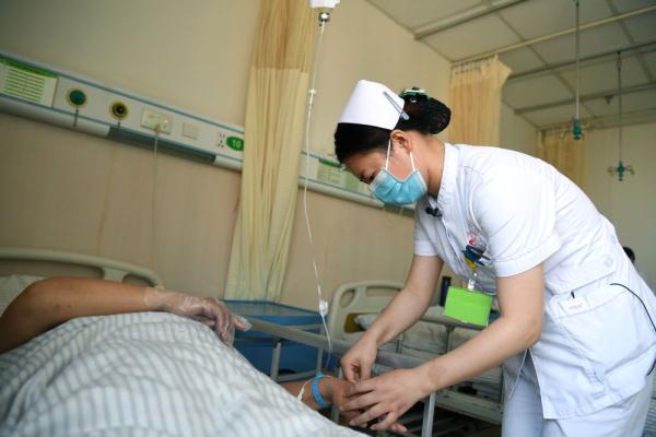 新华全媒+丨小时候，她喜欢骑在爸爸肩上；长大后，她要做爸爸的“超级英雄”
