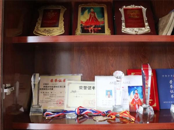 13岁小女孩状告父母?要为“亲姥姥”和自己要回公道…… 13岁小女孩状告父母?要为“亲姥姥”和自己要回公道……