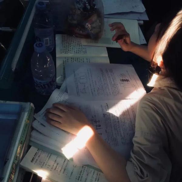 高中毕业时那些想删掉的丑照,还好留到了现在…… 高中毕业时那些想删掉的丑照,还好留到了现在……