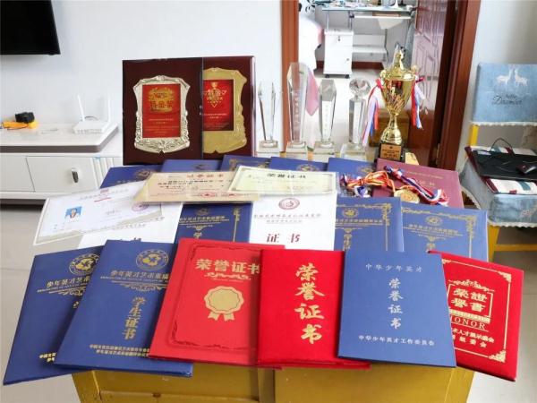 13岁小女孩状告父母?要为“亲姥姥”和自己要回公道…… 13岁小女孩状告父母?要为“亲姥姥”和自己要回公道……