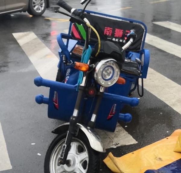 七旬老人在路口被车撞飞，司机咬定绿灯减速没有责任，结果出现反转！