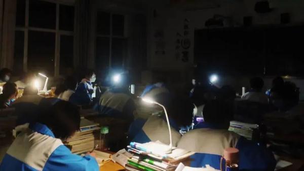 高中毕业时那些想删掉的丑照,还好留到了现在…… 高中毕业时那些想删掉的丑照,还好留到了现在……