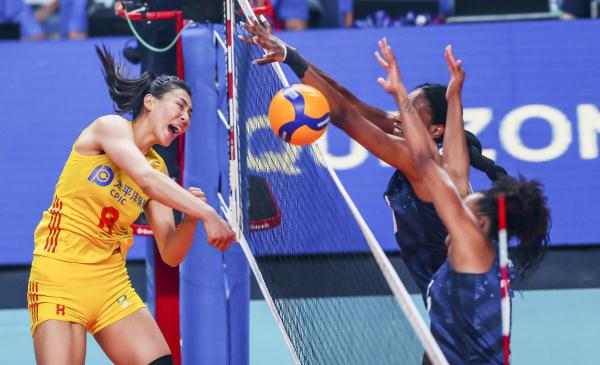 中国女排0-3不敌美国女排，两连胜遭终结