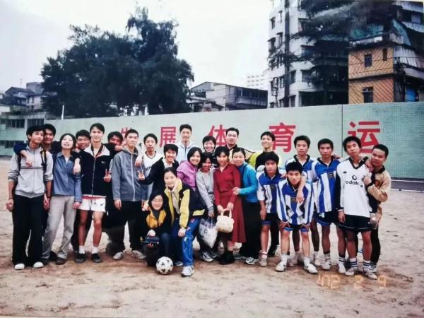 高中毕业时那些想删掉的丑照,还好留到了现在…… 高中毕业时那些想删掉的丑照,还好留到了现在……