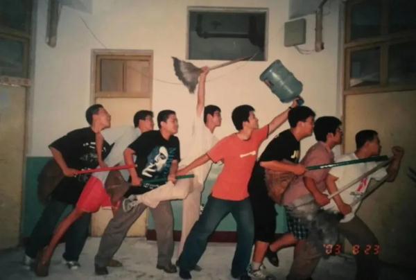 高中毕业时那些想删掉的丑照,还好留到了现在…… 高中毕业时那些想删掉的丑照,还好留到了现在……