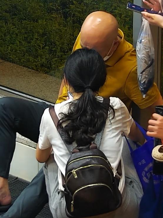 厦门地铁这一幕被拍下！急寻三位“最美”女孩~