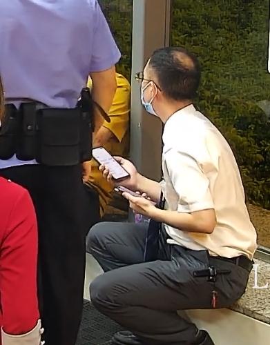 厦门地铁这一幕被拍下！急寻三位“最美”女孩~